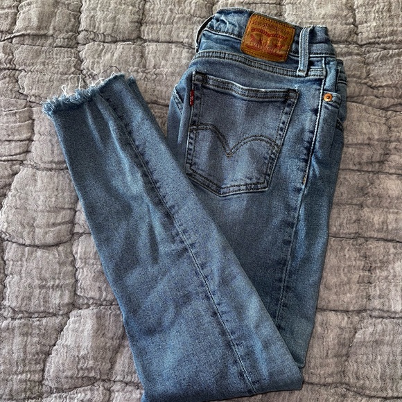 Levi’s - Wedgie - High Rise - Medium/Light Wash - Size 25 - Picture 3 of 3